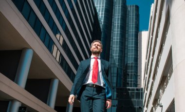 Ofisin dışında duran kendinden emin bir iş adamının portresi.