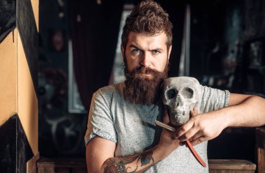 Kuaför salonu ve berber klasiği. Berber berber dükkanında sakallı çekici bir adamın saçını kesiyor. Berber dükkanı tasarımı. Berber dükkanı klasiği. Sakallı adam ya da hippi. Sakallı adam.