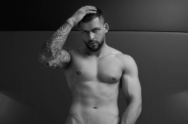 Çıplak vücut, kaslı omuzlar. Çıplak adam. Kaslı seksi vücut. Gay seksi model. Çıplak gövde gösteren kaslı seksi bir adam. Atletik vücutlu bir yığın
