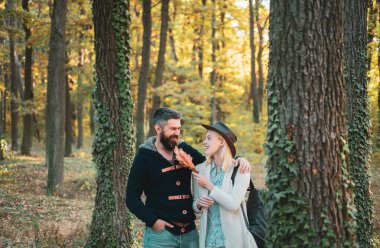 Trendy vintage pullover veya kazak yakışıklı sakallı adam ile kaygısız genç kadın. Güneşli gün ışığı ile Açık sonbahar portre Muhteşem modeller. Sonbahar kavramı