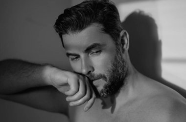 Yakışıklı bir adamın yakın portresi. Cilt bakımı ve güzellik anlayışı için üstsüz bir adamın portresi. Güzel yüzlü yakışıklı adam, yüz portresi. Erkek sağlıklı ten ve spa konsepti
