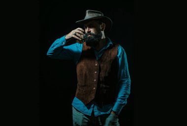 Man Barmen elinde bir bardak viski tutuyor. Sakallı yakışıklı adam elinde bir bardak viski tutuyor. Sakallı adam brendi bardağı tutar