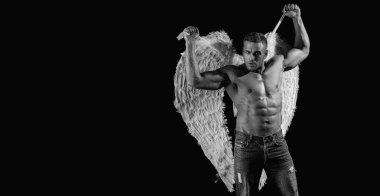 Sevgililer Günü için meleklerin kanatları ve çıplak kaslı vücudu olan seksi melek sevdalısı adam.