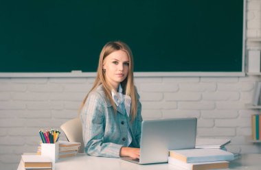 Okuldaki ya da üniversitedeki kız öğrencinin portresi, internet sitesi, uzaktan öğrenme üzerine video çağrısı