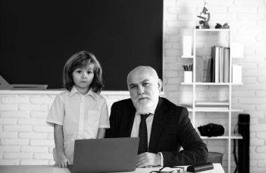 Öğretmen ve çocuk sınıfta. Eğitim konsepti. Okul öğrenme konsepti. Erkek ilkokulu. Yaşlı ve Genç