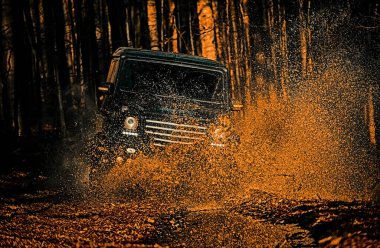 Tekerlekleri ve toza dönüşen off-road 'u hareket ettir. Safari suv. Gezgin off-road aracı. Ralli yarışı. Çamurlu bir alanda izler