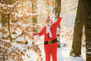 Kocaman kırmızı çuvallı Noel Baba. Mutlu Noeller ve mutlu yıllar.