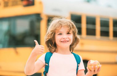 Okul otobüsündeki mutlu öğrenciler. Okul otobüsü ve Mutlu Çocuklar. Mutlu okul çocuğu.