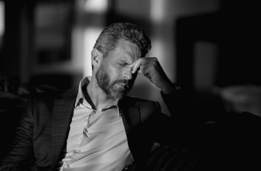 Sinüs ağrısı, gerilim ya da küme baş ağrısı olan bir adam, portreyi kapat. Baş ağrısı konsepti. Cephalalji ve migren. Migren belirtileri. Kronik baş ağrıları. Baş ağrısı tetikleyiciler