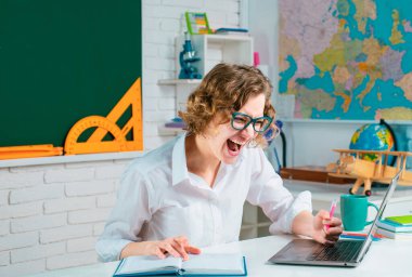 Okula dönelim. Heyecanlı çığlık atan öğretmen. Çevrimiçi eğitim, bilgi ve öğrenme kavramı