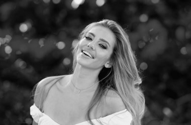 Bahar modeli. Bahar Parkı 'nda şehvetli bakışları olan seksi bir kadın. Dışarıda güzel bir kadın modelin güzel portresi var. Güzel yüzlü bir kadın, yeşil doğada doğal bir ten.