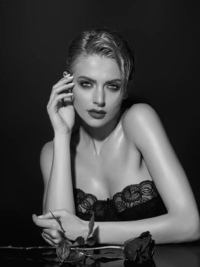 Stüdyo güzelliği portresi. Kırmızı gül çiçekli güzel bir kadın.