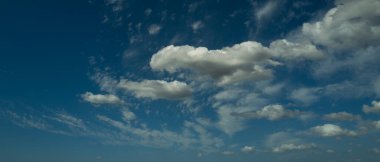 Mavi gökyüzünde bulut. Boş uzayı olan yumuşak, yumuşak bulutlar. Güzellik konumu hediye promosyon, yaz cenneti rüya gibi konsept. Yumuşak bulutları olan gerçek gökyüzü arkaplanı. Bulutlu Poster