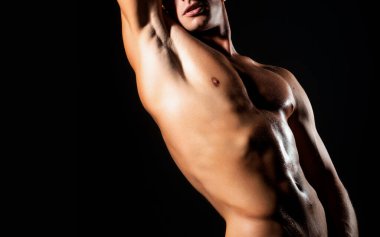 Formda bir adamın altı karın kası gösteren görüntüsü. Karın kasları, omuzları ve göğsü mükemmel. Abs 'ı kapat. Gövdeye yakın. Ab. Kaslı gövde ve yırtık karın kasları. Seksi kaslı erkek vücudu