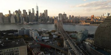 Aşağı Manhattan gökdelenleriyle ilgili panoramik şehir manzarası. New York City silueti. New York binaları. New York Binaları. New York 'un silüeti. New York 'taki Manhattan' ın Brooklyn Köprüsü binaları