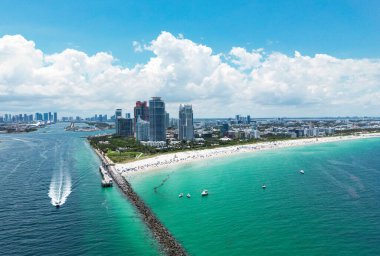 Florida, ABD 'den Miami Beach sahnesi. Miami sahili. Miami Plajı ve şehir manzarasının havadan görüntüsü. Miami sahilinin kıyı şeridi, hava manzaralı. Ünlü Amerikan simgeleri