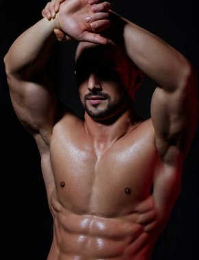 Çekici üstsüz adam. Kaslı vücutlu genç ve seksi bir adam. Seksi erkek model. Baştan çıkarıcı adam. Yakışıklı üstsüz adam. Kaslı erkek vücudu fit. Kas modeli, sporcu genç adam. Seksi gövde.