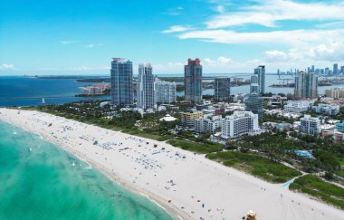 South Pointe Parkı 'nın havadan görünüşü. Miami Plajı. Florida mı? ABD. Miami Sahili 'nin havadan görüntüsü. Miami şehrinin havadan panoramik manzarası, binalar, marina, yatlar ve lüks daireler.