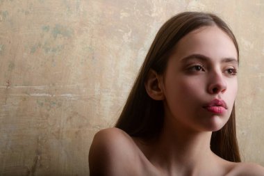 Genç şehvetli modelin yüzü. Seksi kadın yüzünü kapat. Şehvetli bir kadının güzel yüzü. Seksi modelin portresi. Şehvetli kadın yüzü. Güzel bir kızın yakın plan portresi. Vogue bakışı. Moda kızı portresi