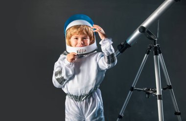 Astronot kasklı komik çocuk portresi. Miğferli ve koruyucu uzay giysili küçük astronot portresi