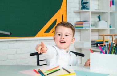 Çocuklar için çevrimiçi ev okulu dersleri. Online eğitim öğreniyorum. Evden öğrenme. Anaokulu öğrencisi