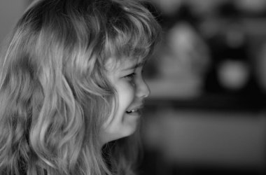 Küçük çocuk ağlıyor. Çocuk portresi gözyaşlarını siler. Yüzünde yaşlarla ağlayan çocuğu kapat.