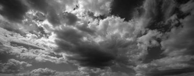 Mavi gökyüzünde bulut. Boş uzayı olan yumuşak, yumuşak bulutlar. Güzellik konumu hediye promosyon, yaz cenneti rüya gibi konsept. Yumuşak bulutları olan gerçek gökyüzü arkaplanı. Bulutlu Poster