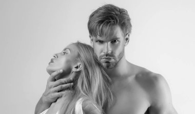 Hassas bir tutkuyla seksi bir çift. Güzel, şehvetli kadın ve seksi erkek. Şehvetli çift tutkuyla kucaklaşıyor. Seksi çift yaşam tarzı anı. Hoş bir adam ve kadın. Aşık genç bir çift.