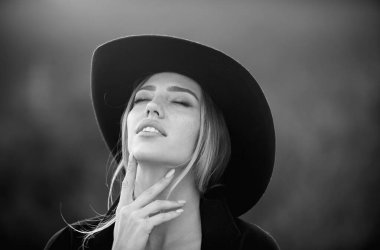 Zarif şapkalı, geniş kenarlı, narin bir kız. Moda ve güzellik