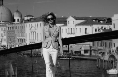 İtalya, Venedik 'te yürüyen çekici genç bir kadın. İtalyan yaz tatili. Venedik caddesindeki moda kadını. Venedik 'te yaz tatiline çıkan gezgin kadın.