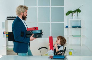 Küçük patron. İş arkadaşları beyin fırtınası yapıyor. Ofiste patronluk taslayan küçük bir iş adamı. Komik çocuklar.