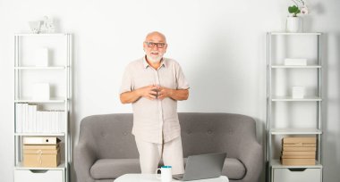 Olgun danışman, ofiste kıdemli adam. Büyükbaba. Eski olgun yöneticinin portresi