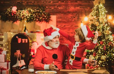 Noel Baba yardımcısı. Santa Hat Dilek Listesi 'ndeki çocuk torun ve büyükbaba. Odaklanmamış ışık geçmişi. Çocuk Noel Baba 'ya mektup yaz