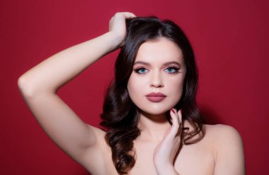 Kadın yüzü. Şehvetli genç kadın modelinin portresi.