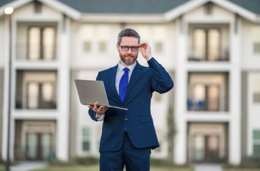 Laptopta çalışan ciddi bir İspanyol. İş adamı laptopta e-posta kontrol ediyor, sosyal ağda mesaj yazıyor, İnternet kullanıyor, dizüstü bilgisayarlarda bilgi arıyor. İş adamı dizüstü bilgisayar kullanıyor