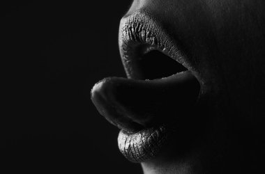 Dil yalayan dudaklar. Altın parıltılı ruj. Seksi dudak için parlak bir tarz. Şehvetli kadın dudakları. Şatafatlı altın ağız. Parlak altın dudaklar. Altın boyalı altın dudaklar veya metalik ruj