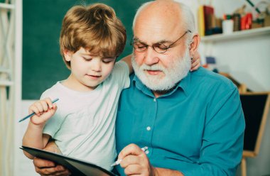 Büyükbaba ve torunu birlikte öğreniyorlar. Yaşlı bir öğretmeni olan arkadaş canlısı çocuk tahtaya yakın bir sınıfta. Usta yetenekli bir liderdir.