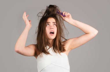 Saç dökülmesi sorunu tedavisi. Taraklı ve sorunlu saçlı bir kadının portresi