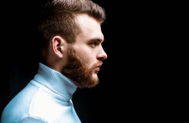 Adam sakallı maço yakın yüz. Berber dükkanı konsepti. Sakal tımarı. Hipster tarzı sakal. Yakışıklı sakallı adam. Erkeklik ve güzellik. Iyi bakımlı sakallı adam şık bir görünüm. Saç modeli berber.