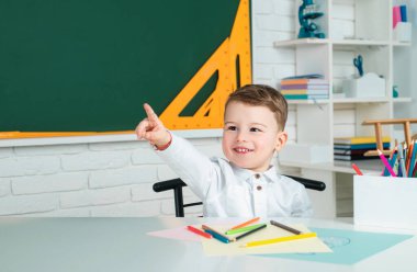 Erken gelişen çocuklar. Çocukların eğitim bilimi ve insanların konsepti, mutlu çocuk beşlik hareketi yapıyor.