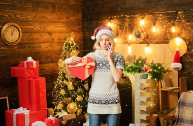 Bayan elinde bir hediyeyle arıyor. Üzücü. Hayal kırıklığına uğradım. Noel zamanı