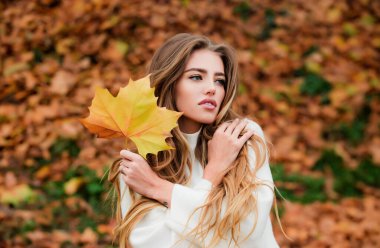 Sonbaharda açık havada genç bir kadının moda portresi.