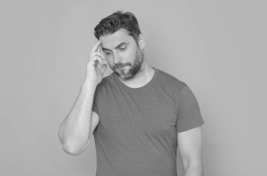 Düşünceli adam stüdyo arka planında izole edilmiş düşünüyor. Düşünceli adam problem çözümünü planlıyor, düşüncelerde kayboluyor, fikri düşünün. İnsanın kafası karışıyor. Şüpheyle kararsız, düşünceli. Düşünceli kavram
