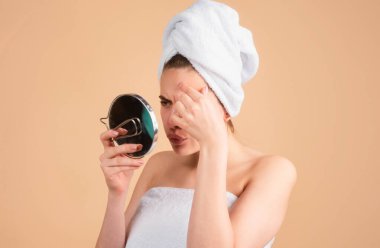 Sivilce lekeleri kadının derisinde. Güzel bir genç kız derisi. Yüzünde leke izi, çiller ve melazma pigmentasyon yüz bakımı var. Sorun cilt sağlığı kavramı