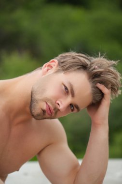 Moda erkek modeli. Üstsüz vücutlu yakışıklı bir adam. Kas modeli. Güçlü, vahşi adam. Yakışıklı spor modelinin portresi. Çıplak vücutlu, çıplak vücutlu, yakışıklı bir genç. Seksi erkek model.