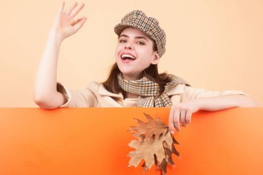 Sonbahar yapraklı genç bir kadının stüdyo portresi