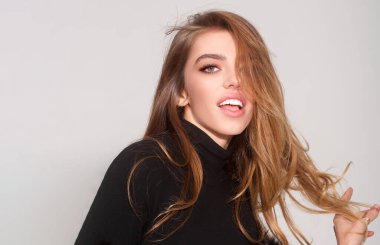 Genç modelin seksi portreleri, seksi kadın yüzü. Güzel kadın. Genç seksi modelin portresi. Şehvetli kadın yüzü. Şehvetli bir kızın yakın plan portresi. Seksi bir görünüş. Güzel moda kızı.