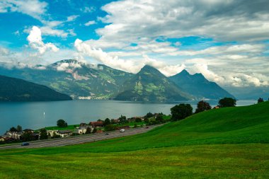 Dağ köyü. Doğa manzarası. İsviçre 'de doğal bir yer. İsviçre Alpleri. İsviçre 'de göl kenarındaki dağlar. Alplerde berrak dağ gölü olan yaz manzarası. İsviçre Alpleri Konumu