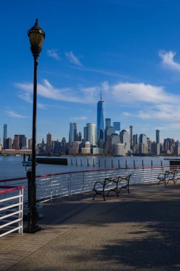 New York, Birleşik Devletler. Manhattan 'ın ortasındaki New York şehrinin silüeti. ABD, New York, New York, Manhattan. Amerikan büyük şehri. Aşağı Manhattan silueti. New Jersey 'den New York. Manhattan şehir merkezi.