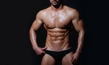 Erkek göğsü. Karın kasları, omuzları ve göğsü mükemmel. Abs 'ı kapat. Gövdeye yakın. Ab. Kaslı göğüs ve yırtık karın kasları. Seksi kaslı erkek vücudu. Göğüs ve karın kasları görünen çıplak bir adam.